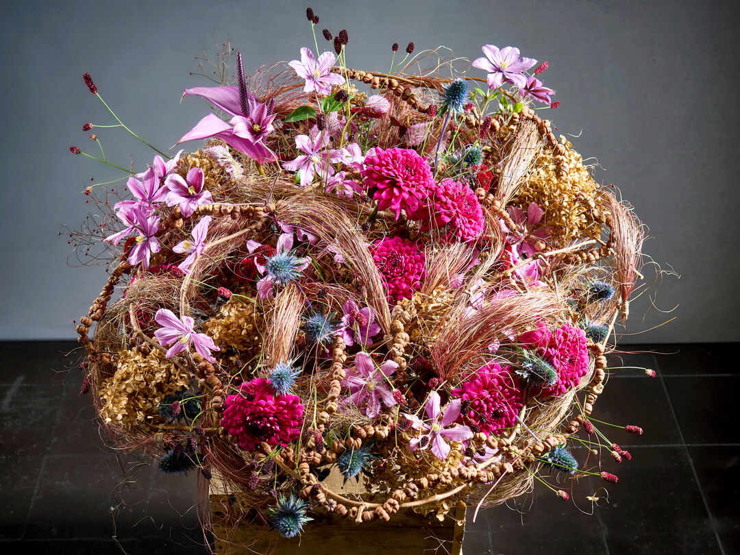 In this bouquet, Sara-Lisa Ludvigsson highlighted the unifying role of the colour brown. The flowing overlaps of the grass bundles and the way they are woven together create an intriguing sense of depth among the flowers.