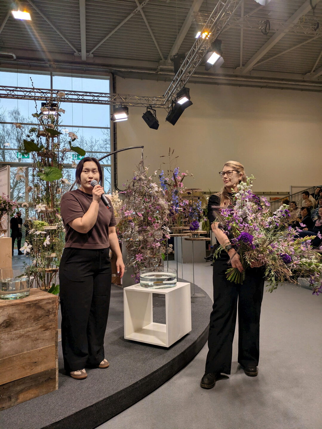 Sara-Lisa Ludvigsson (right) took the bouquet from Lisa Ebba Bengtzon so that she could explain what had inspired her. The up-and-coming talent spoke of the Swedes’ love of nature.