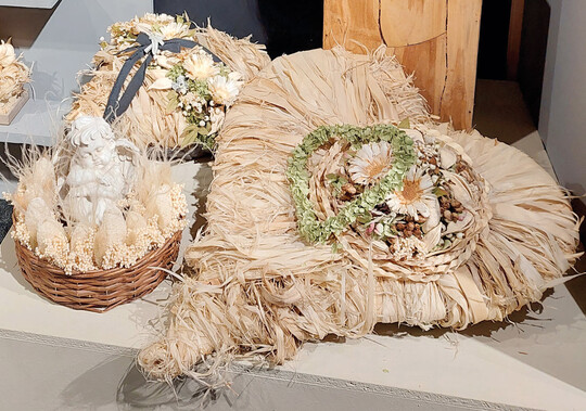 Gewundenes Herz und Polster aus Malvenfaser. Mit Herzen kann man die Liebe zu einem Menschen ausdrcken, wie Worte es kaum knnen, sagt Doris Unterrainer.