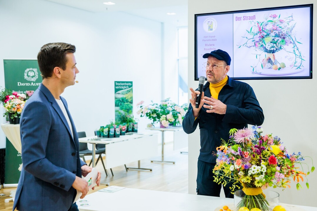 Auf der IPM ESSEN 2023 präsentiert Manfred Hoffmann vom Fachverband Deutscher Floristen die Trendfloristik für das Jahr 2023. Der Meisterflorist erinnert den Betrachter mit seiner Kreation im Retro-Look an vergangene schöne Tage der 50er-Jahre. Der dekorative Strauß mit dem Titel „Riviera Roadtrip“ steht für das Dolce Vita aus Bella Italia und versprüht mit seinen leichten, bunten Akzenten pure Lebensfreude.