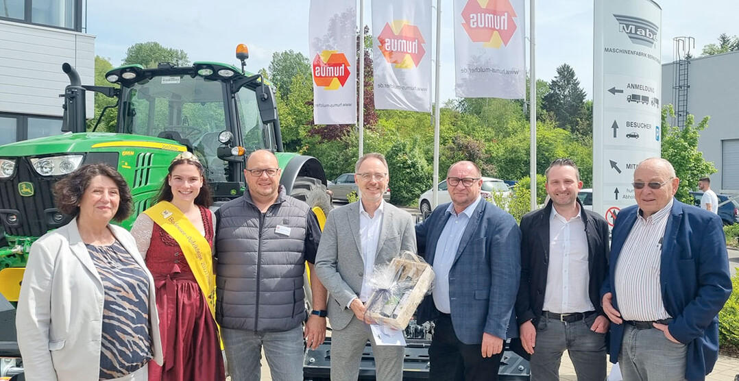Strahlende Gesichter bei der Prsentbergabe anlsslich des 70-jhrigen Firmenjubilums (v.l.): Geschftsfhrerin Carmen Gotterbarm, Jasmin Eichenhofer, Geschftsfhrer Roderich Gotterbarm, Brgermeister Martin Rupp, Landtagsabgeordneter Klaus Hoher, Bundestagsabgeordneter Volker Mayer-Lay, Senior-Chef Ulrich Gotterbarm