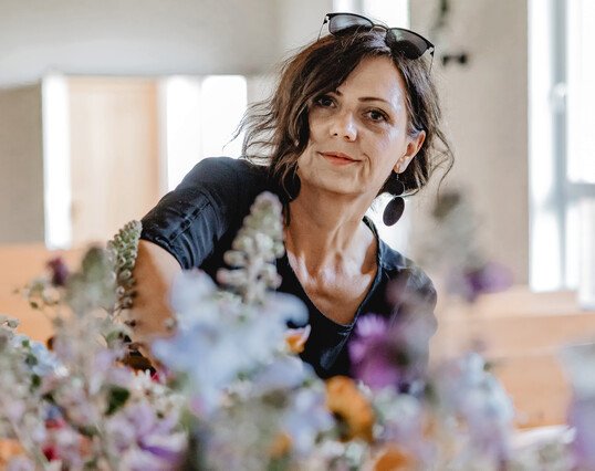 Rieke Rahlfes ist Inhaberin von�Milles Fleurs in Hannover. Das Unternehmen besteht aus zwei Gesch�ftsbereichen � der Auftragsfloristik und der Event-Location �S�d33�, in der sich auch die Blumenwerkstatt befindet. Schwerpunkte der Floristmeisterin sind Hochzeitsfloristik und Trauerfloristik. Rieke Rahlfes betreibt zudem einen Online-Shop und bietet Coachings f�r Floristen.�
<a href="https://shop-milles-fleurs.de/"  target="_blank" >shop-milles-fleurs.de</a>