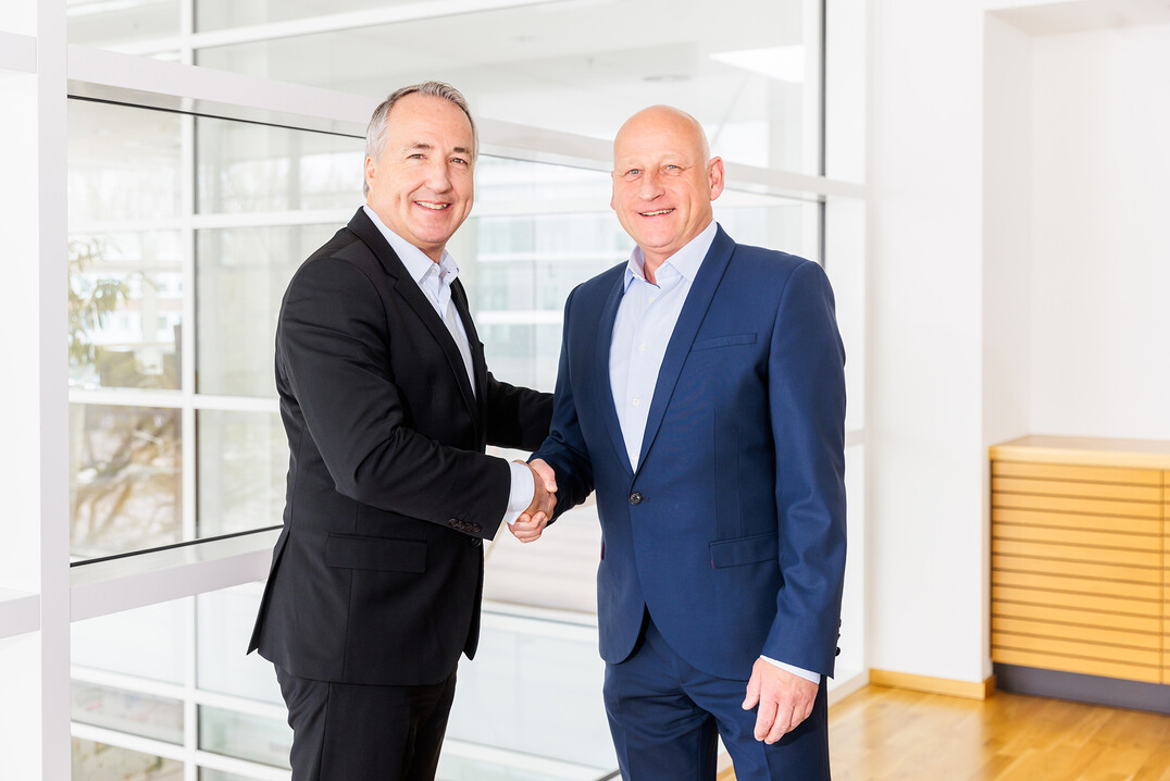 Vom 28. bis 31. Januar 2025 werden die Landgard-Ordertage erstmals auf der IPM ESSEN in der Messe Essen stattfinden. Die Entscheidung gaben Oliver P. Kuhrt (links), Geschftsfhrer der Messe Essen, und Dirk Bader, Vorstand Landgard eG, gemeinsam im Rahmen der jngsten IPM-Beiratssitzung bekannt.