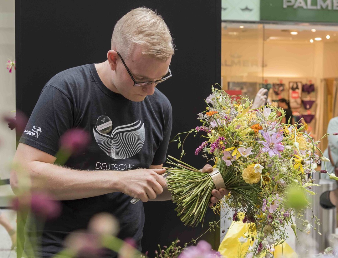 Heiko Steudtner mit seinem Strau.