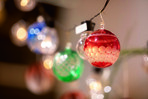 Lichterketten lassen sich jetzt mit Kugeln in fröhlichen Farben und Designs mit Punktmotiven aufpeppen.