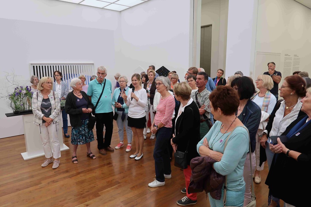 Die Erffnung lockte viele Besucher ins Museum.