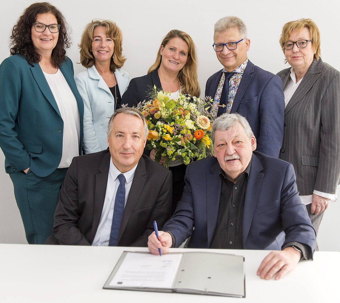 Oliver P. Kuhrt, Geschftsfhrer der Messe Essen (links), und Helmuth Prinz, FDF-Prsident (rechts), unterzeichneten den Kooperationsvertrag whrend der IPM 2020. Hinten im Bild (v.l.n.r.): Andrea Hlker, Projektleiterin IPM Essen; Nicola Fink, Presse- & ffentlichkeitsarbeit FDF; Sabina Grokreuz, Geschftsbereichsleiterin Marketing der Messe Essen; FDF-Schatzmeister Michael Rhein sowie FDF-Vizeprsidentin Cornelia Pommerenke.