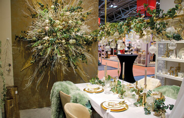 7) Der elegante Wandschmuck bei Boltze hing an einer golden gestrichenen Wand. Dadurch wurde der Wertigkeit der floralen Dekoration Nachdruck verliehen.