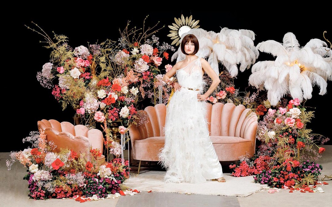 8) Florales Set aus Pflanzen und Schnittblumen in Kombination mit farblich abgestimmtem Interior.