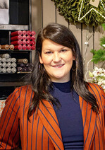 „Blumen sind und bleiben natürlich der Hauptanteil in unserem Sortiment. Andere Produkte, die vom Style passen, mit den Blumen korrespondieren und diese ergänzen, geben uns als Fachhandel aber zusätzliche Sicherheit“, erklärt Tina Attenberger.