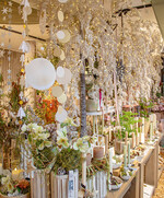 Das Recklinghäuser Fachgeschäft folgt in der Adventsgestaltung dem derzeit vorherrschenden Kundenwunsch nach hellen, freundlichen Farben, die Gemütlichkeit erzeugen. Sie werden ergänzt um natürliche Werkstoffe wie Zapfen oder Zimtstangen. So entsteht eine Verbindung aus modernen und klassischen Aspekten.