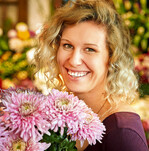 Annika Nüsken ist ausgebildete Floristin. Sie startete die Ausbildung mit dem Ziel, in den Lebensmittelmärkten der Familie einen eigenen Blumenladen zu eröffnen.