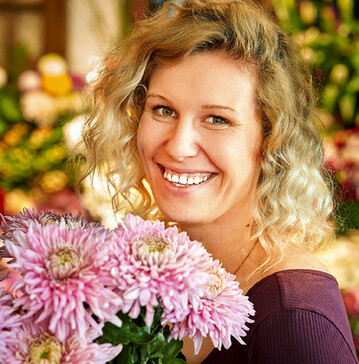 Annika Nsken ist ausgebildete Floristin. Sie startete die Ausbildung mit dem Ziel, in den Lebensmittelmrkten der Familie einen eigenen Blumenladen zu erffnen.