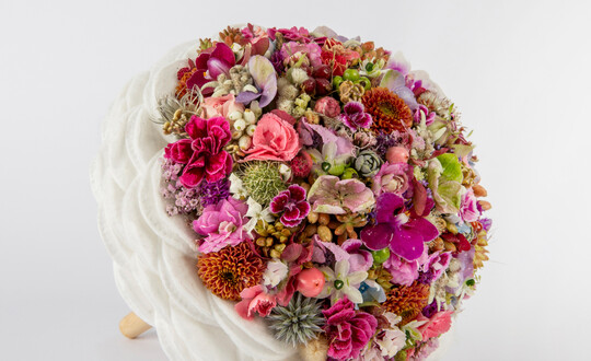 Beispiele von der Meisterprüfung an der Academy of Flowerdesign (AoF) 2023 zeigen, wie individuell und zeitgemäß Brautschmuck sein kann.