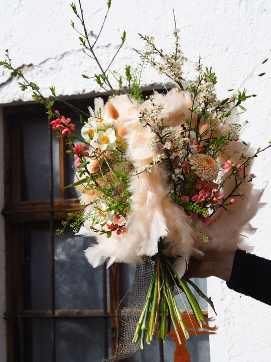 Elke Lumetsberger (
<a href="https://www.instagram.com/elkelumetsberger/"  target="_blank" >@elkelumetsberger</a>
) rahmte ihren Strau mit drei federbesetzten Ringen in der Trendfarbe  das fiel uns sofort ins Auge. Die Floristmeisterin betreibt ein kleines Blumengeschft in Vorchdorf, Obersterreich. Sie verfolgt die #florierenchallenge schon lnger.
Seit sie von einer Mitarbeiterin untersttzt wird, war auch mal Zeit zum Mitmachen. Den Strau hat sie gemeinsam mit ihrer Kollegin gefertigt und im Laden ausgestellt. Man muss auch mal was Besonderes ins Geschft stellen, damit die Kunden sehen, was man eigentlich
machen knnte, ist Elke Lumetsberger berzeugt. 