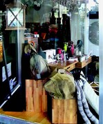 Das Schaufenster vor der Umgestaltung. Claudia Herke und Annetta
Palmisano stellten einzelne Produkte aufmerksamkeitsstark
in den Vordergrund.