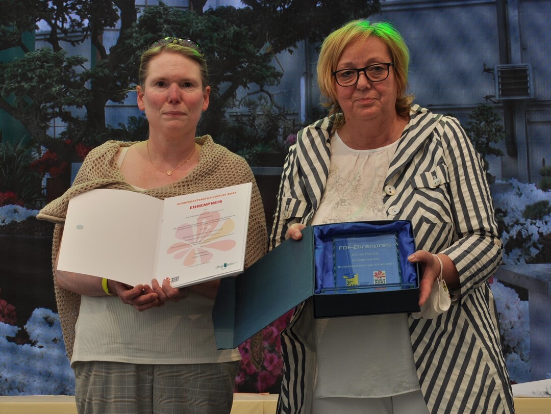 Cornelia Pommerenke (rechts), Vizeprsidentin des Fachverband Deutscher Floristen (FDF), berreichte Bianca Schrter-Ullrich den Ehrenpreis des Fachverbandes Deutscher Floristen e.V.  