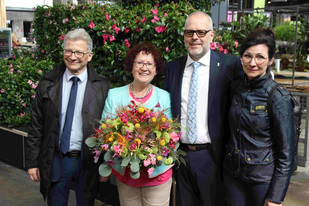 Michael Rhein (links), Schatzmeister beim FDF-Bundesverband, Klaus Gtz, der Prsident des FDF Baden-Wrttemberg und Gabriele Haufe, die Leiterin der Floristmeisterschule Stuttgart, berreichten Gerlinde Kretschmann einen Blumenstrau.