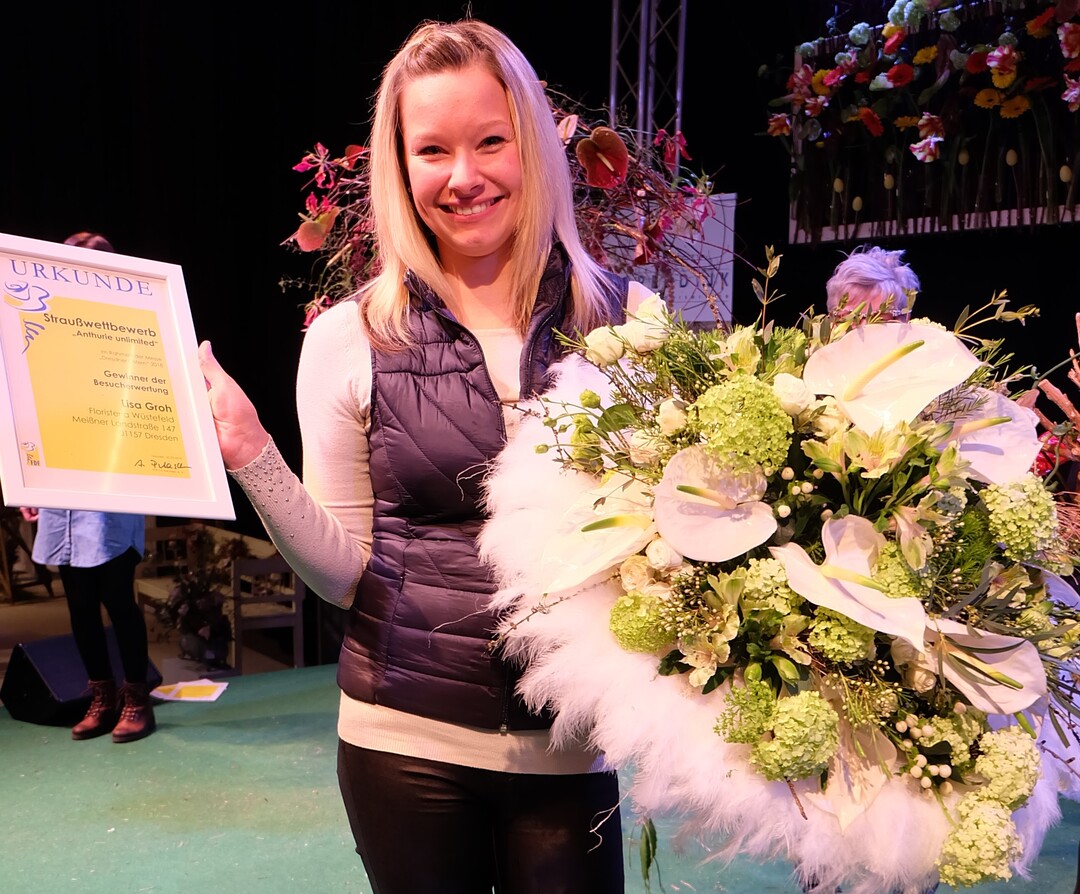 Lisa Groh, Floristeria Wstefeld-Dresden, gewann mit ihrem Strau in Wei und Grn die Besucherwertung.
