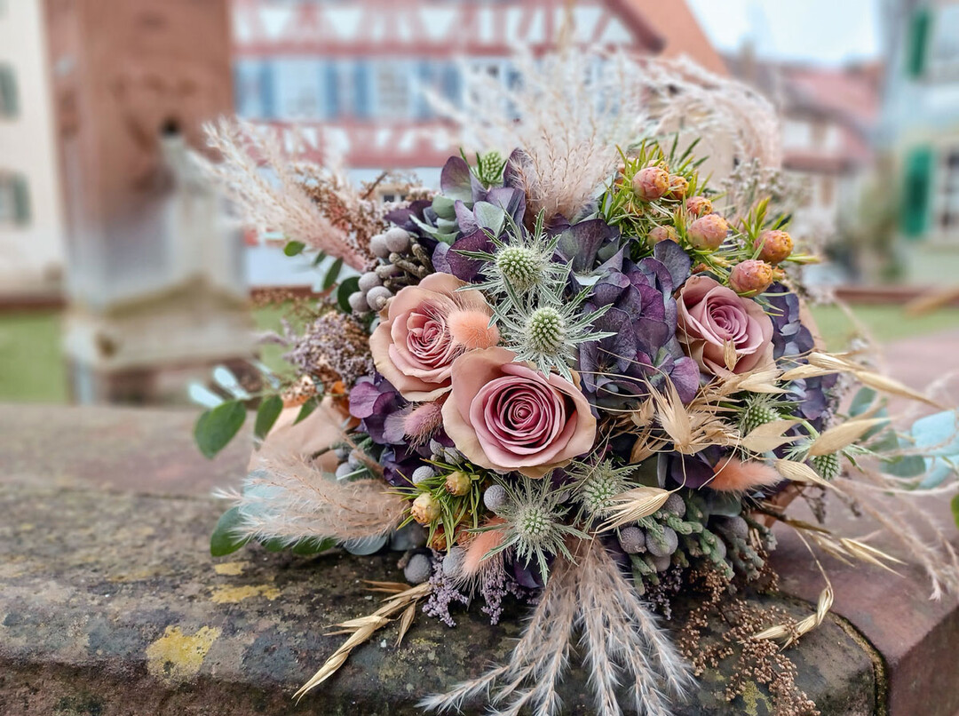 Rosen-Lieblinge: Rosen in subtilen Farbtönen wie die Sorte ‘Amnesia’ (im Bild) und solche im Garten- Look sind im Blumenwerk gefragt. Zu den Favoriten von Andreas Frank zählen die ‘White Kahala’, die korallfarbene ‘Blushing Reeva’ und die sehr hochpreisige ‘Westminster Abbey’. Die zartgelbe ‘Karma B’ mit dunkelrotem Rand empfiehlt er für den Herbst.