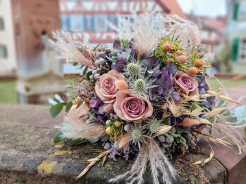 Rosen-Lieblinge: Rosen in subtilen Farbtnen wie die Sorte Amnesia (im Bild) und solche im Garten- Look sind im Blumenwerk gefragt. Zu den Favoriten von Andreas Frank zhlen die White Kahala, die korallfarbene Blushing Reeva und die sehr hochpreisige Westminster Abbey. Die zartgelbe Karma B mit dunkelrotem Rand empfiehlt er fr den Herbst.