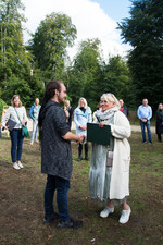 Die Landesverbandspräsidentin Gabriele Link gratuliert dem Gewinner