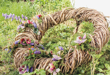 1) Gewundene Krnze aus heimischen Ranken  Clematis (1) und Wicken (2), jeweils mit einem blumigen Akzent.