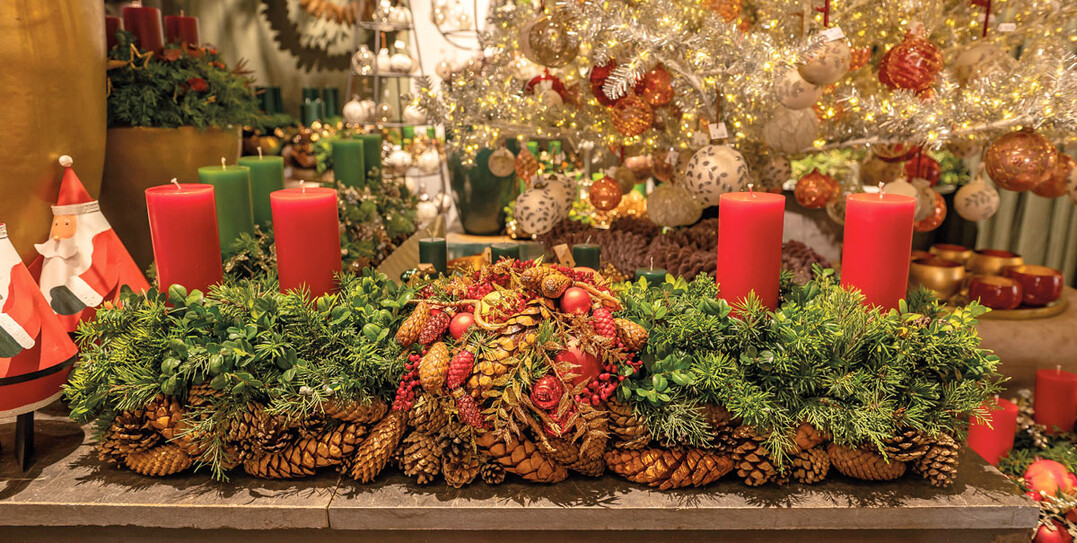 1) Friesvariationen: Für Aufmerksamkeit sorgten lang gestreckte Friese, bei denen das weihnachtliche Grün und die schmückenden Elemente unterschiedlich gruppiert und gewichtet waren. Das Grün wird über Frischsteckschaum mit Wasser versorgt.