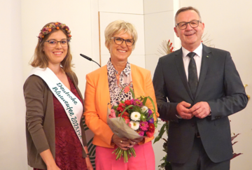 Eva Khler-Theuerkauf wurde als ZVG-Vizeprsidentin wiedergewhlt. Die Deutsche Blumenfee 2023/24 Kathrin Khler, ZVG-Vizeprsidentin Eva Khler-Theuerkauf, ZVG-Prsident Jrgen Mertz.