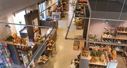 1) Mit dem Anbau entstand der Eingangsbereich der Grtnerei ganz neu  hier haben das neue Caf und die Floristik ihren Platz gefunden.
