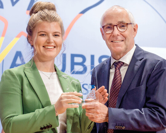 1) Madita Mösker bei der Nationalen Bestenehrung in Berlin mit DIHK-Präsident Peter Adrian. Dass sie nun nicht nur einen Stern auf dem Walk of Fame der IHK Osnabrück innehat, sondern auch in Berlin geehrt wurde, hat sie immer noch nicht ganz verinnerlicht. Sie sagt: „Mit so viel Aufruhr habe ich niemals gerechnet.“