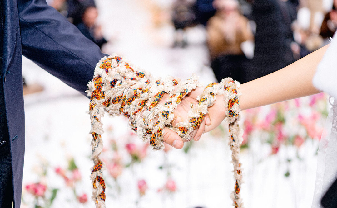 Da es sich um eine Fusion-Hochzeit zweier Kulturen handelte, entschied sich das Brautpaar fr eine freie Zeremonie, bei der die Verbindung durch eine Kordel versinnbildlicht wurde.