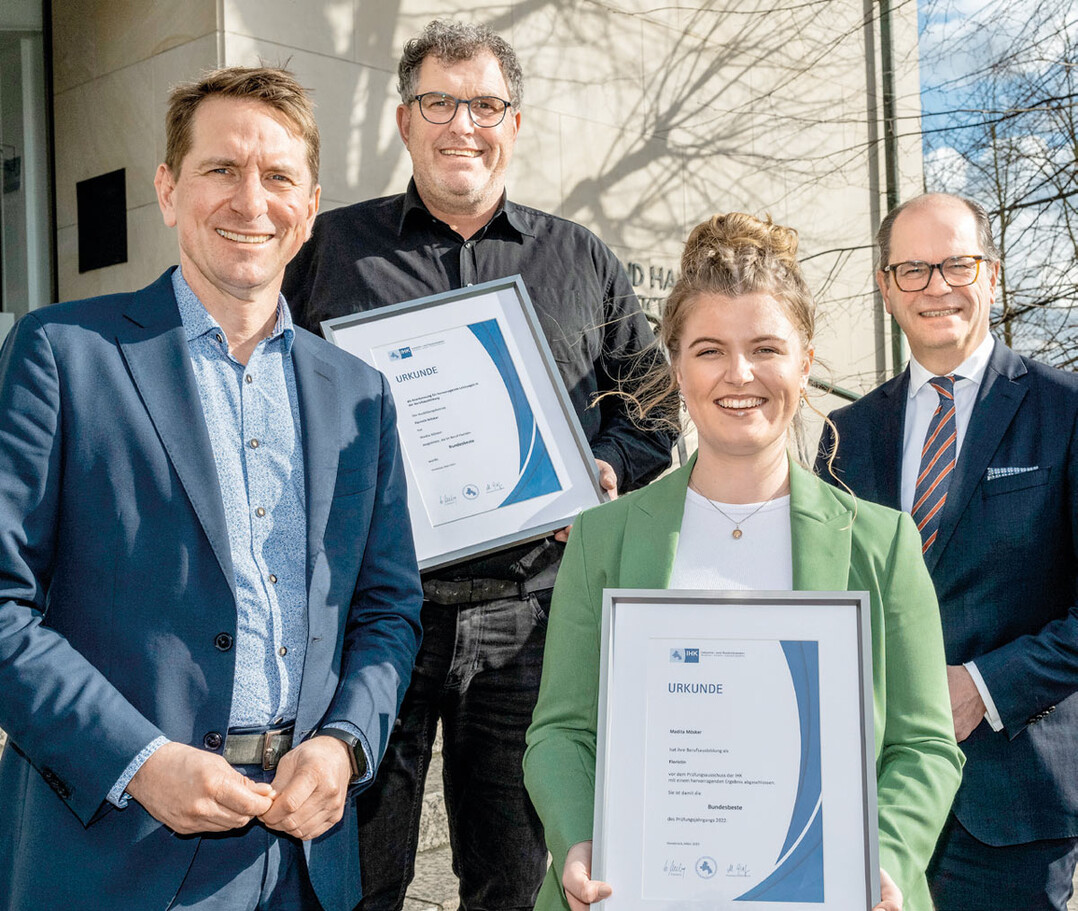 3) V. l.: IHK-Hauptgeschftsfhrer Marco Graf, Floristmeister und IHK-Vorsitzender der Floristen Helmut Msker, Madita Msker und IHK-Prsident Uwe Goebel.