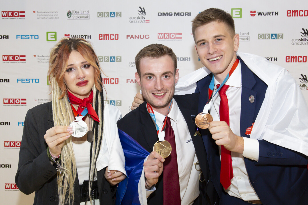 Anastasiia Vashurina aus Russland landete auf Platz 2, Piotr Glazik aus Polen (rechts) gewann Bronze. 