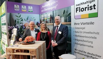 Stephanie Steichele auf der IPM Essen 2023 mit dem Geschftsfhrer der ekaflor, Gerd Twiling (links), und John Janssen von der Stiftung SMK.