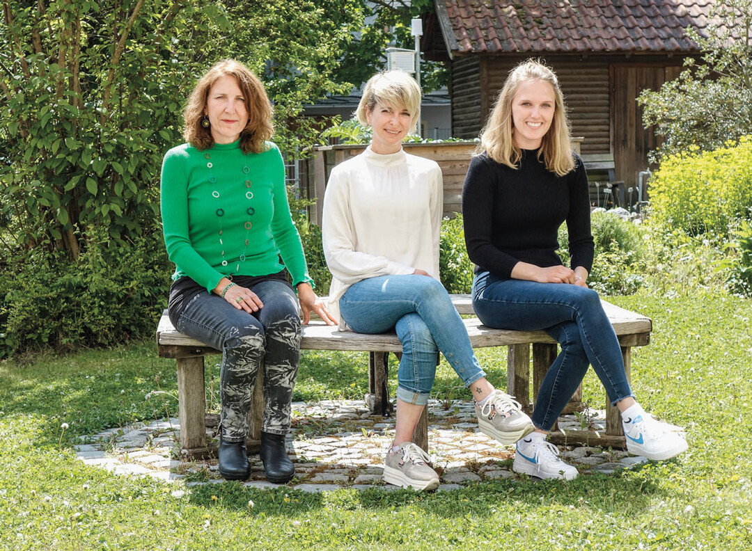 Christine Storz , Fachoberlehrerin Floristik (im Bild links), Sonja Marchl, Dipl. Ing. (FH)Oberstudienrätin(Mitte), und Hanne Thorwart, Studienrätin, von der Marianne-Rosenbaum-Schule in Straubing