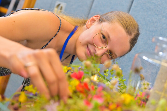 Lisa Waupotitsch vom Ausbildungsbetrieb 
<a href="https://www.grollitsch.com/"  target="_blank" >Blumen Grollitsch </a>
in Graz gewann den sterreichischen Bundeslehrlingswettbewerb 2024. 