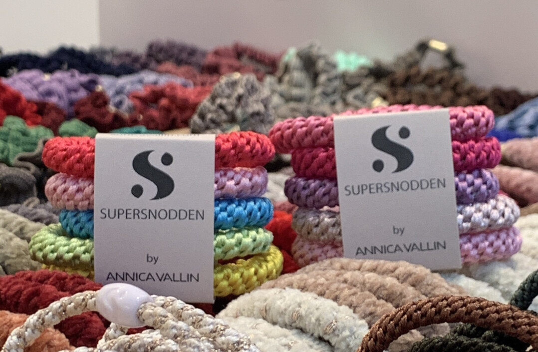 Bunte Haargummis als Artikel in Kassennhe  Annica Vallin aus Schweden bietet mit ihrem Label Supersnodden eine enorme Bandbreite an Farben und Farb-Kombinationen. 
<a href="https://shop.annicavallin.com/en/"  target="_blank" >www.annicavallin.com</a>