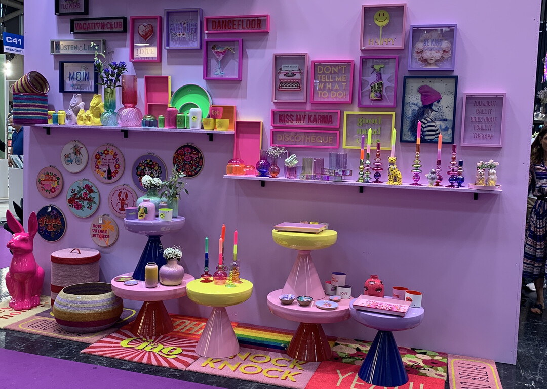 Vermutlich eine der meistfotografierten Inszenierungen der TrendSet: Gelbe Akzente in frischem Flieder und Pink bei der Hamburger Giftcompany. 
<a href="https://www.gift-company.com"  target="_blank" >www.gift-company.com</a>