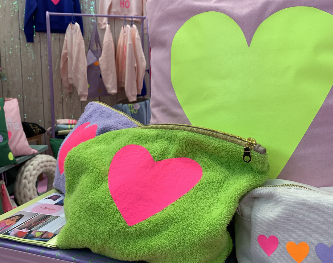 In ihrer kleinen Manufaktur am Chiemsee mischt Viktoria alias T.Tolein frhlich Neon, Glitzer und bunte Jerseystoffe. 
<a href="https://www.tolein.de"  target="_blank" >www.tolein.de</a>