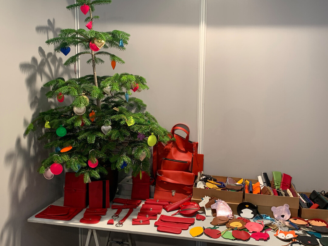 Elegante Handtaschen, Etuis und Schlsselanhnger aus Leder drfen auch in Neon leuchten, findet Jrg Wlotzka, Inhaber der Berliner Ledermanufaktur papoutsi!. 
<a href="http://www.papoutsi.com/"  target="_blank" >www.papoutsi.com </a>