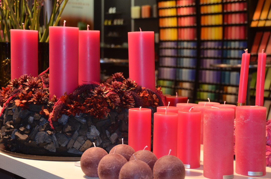 Die pinken Kerzen fr den kommenden Advent  das Team von florali aus dem Mnchner Sden zeigte Floristik am Stand von Weizenkorn aus der Schweiz. 
<a href="https://www.weizenkorn.ch "  target="_blank" >www.weizenkorn.ch </a>