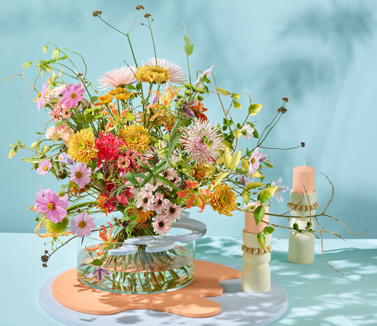 Mobo Dance  das zweite Straudesign im Sommer-Trend Soft Shore.  Folgende Floralien wurden verwendet: 
<i>Leonotis, Cosmea, Kniphofia, Gloriosa, Clematis, Lisianthus, Carnation, Privet, Verbena, Larkspur, Nerine, Phlox, Lathyrus.</i>