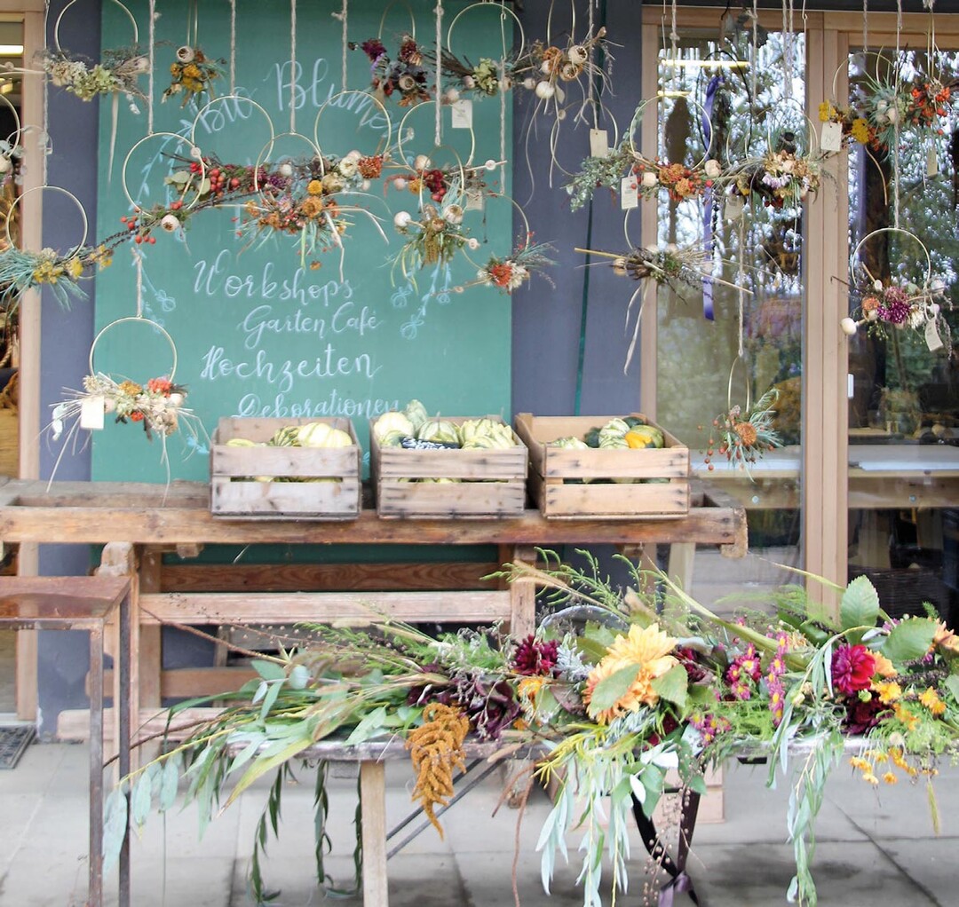 Das Angebot wechselt regelmäßig. Das Komplettprogramm bietet Inhalte von der Knolle bis zum Kranz. Manche Kurse werden online angeboten, viele auch vor Ort. An einem Vormittag im Herbst findet beispielsweise ein Blumenstickkurs mit Frühstück statt, am Nachmittag ein Kranzworkshop inklusive Blumenernte.