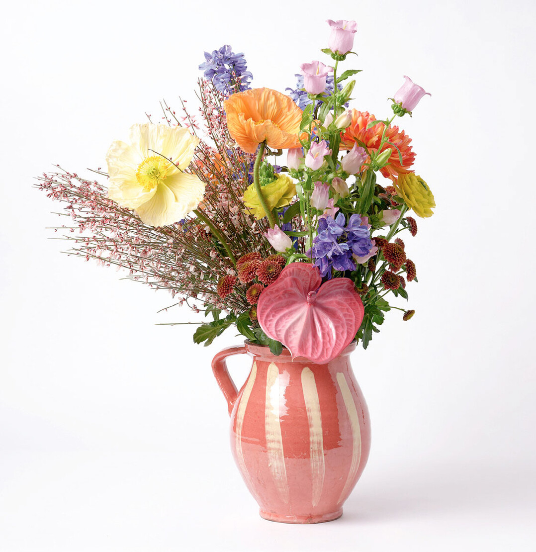 1)  Die vielfltigen und farbenfrohen Strue und Arrangements haben eine wild-natrliche Ausstrahlung. Trockenblumen sind noch immer angesagt, stehen aber keinesfalls im Vordergrund. Pflanzen tragen eindeutig zum Gefhl einer warmen Heimeligkeit bei. Sie sind allgegenwrtig und scheinen ein fester Bestandteil des Lebens zu sein.