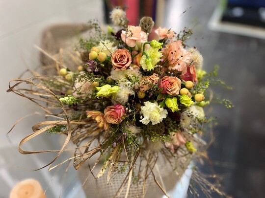 Aus den trockenen Grern erhebt sich die lockere Mischung aus Rosen, Eustoma, Hirtentschel und Clematis. Die Grer wurden mit Leim an einem Bridy befestigt.