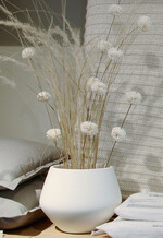 Helle Hölzer, cremefarbene Keramik und gerundete, weiche Formen erzeugen eine wohltuend stille Atmosphäre.