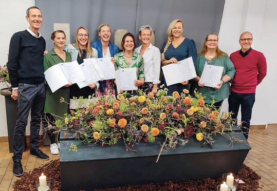 Unter den sechs stolzen Absolventinnen des initialen Kurses befand sich auch die amtierende Blumenfee, Regina Haindl (4.v.l.).