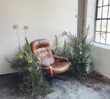 Hintergrund fr dieses sptsommerliche botanische Styling mit Astern und Allium-Samenstnden war ein Cover-Shooting.