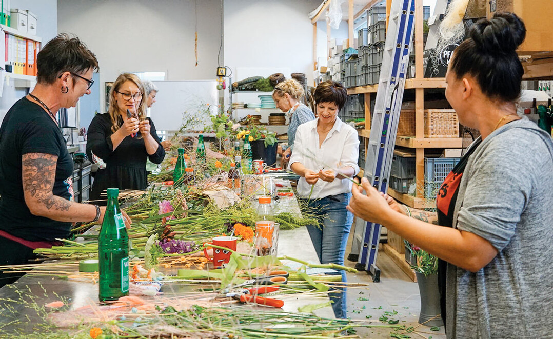 3) Seit Mai bietet Kerstin Niebling Seminare nicht nur inhouse an (Foto), sondern auch etwas außerhalb von Kassel in ihrer neuen Werkstatt. Damit möchte sie auch Endkunden wieder mehr an sich binden, weil ihr „die Branche aktuell wenig Luft zum Atmen lässt“, wie sie sagt.